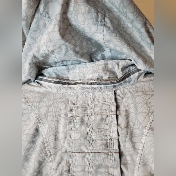 Womens Lululemon Run Hustle Jacket Size 6 White Reflective Glacier Lace - Picture 14 of 16